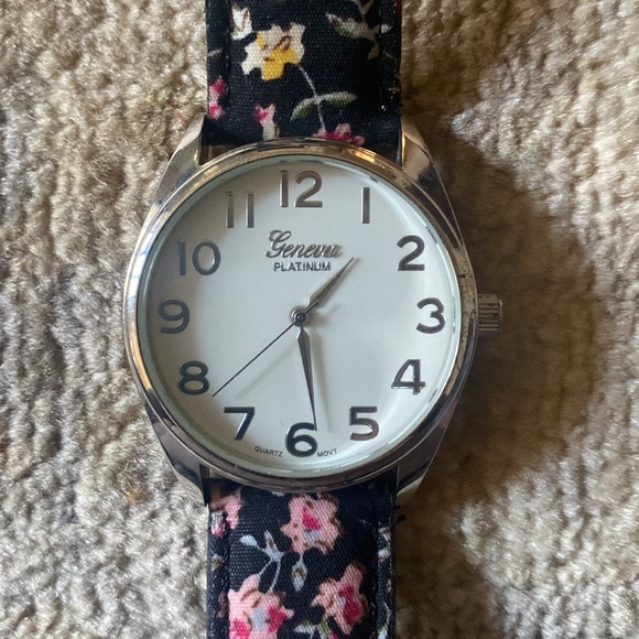 Geneva Platinum Women’s Floral Watch - Picture 13 of 14
